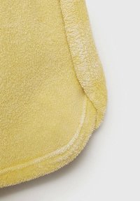 Gele microvezeldoek met een zachte, gestructureerde oppervlakte; afgeronde hoeken en een pluizige afwerking, ontworpen voor het effectief reinigen of droogmaken van oppervlakken.