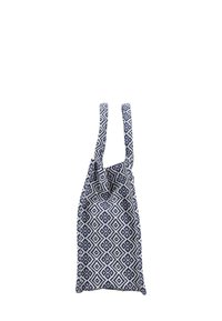 Blaue und weiße Stofftasche mit diamant- und quadratischem geometrischem Muster, zwei Henkel, vor weißem Hintergrund dargestellt.
