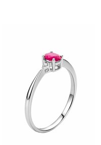 Anello in argento sterling con gemma rosa a forma ovale, circondata da quattro griffe, con una fascia liscia e lucida.