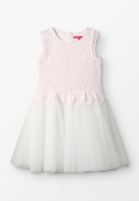 Lichtroze mouwloze jurk met een kant bodice en gegolfde taille, overgaand in een witte tule rok. Achterzijde met ritssluiting.