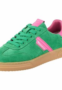 Gröna mockaskor med rosa detaljer, med texturerade snören, en vadderad krage och en tan gummisula, känd för sin sportiga design.