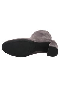 Šedá semišová kotníková bota zobrazená ze spodní části se černým gumovým podpatkem a protiskluzovou podrážkou, velikost 5, s blokovým podpatkem.