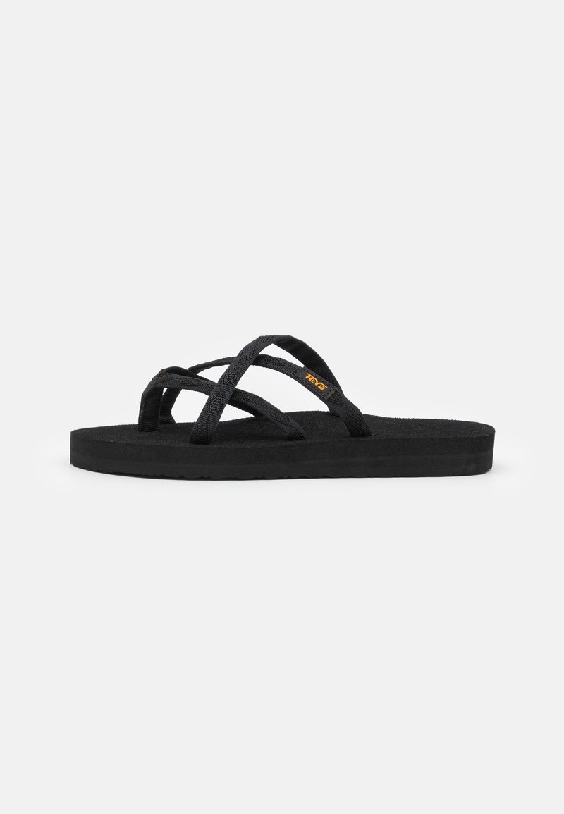 Chanclas negras con tiras de tela cruzadas, suelas negras texturizadas y diseño ligero. Minimalistas, sin adornos.
