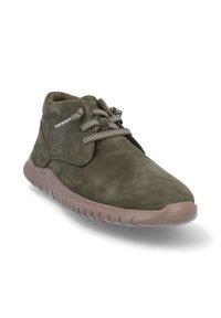 Zapato de tobillo de gamuza verde oscuro con cordones con patrón, suela flexible marrón y cuello acolchado, diseñado para uso casual.