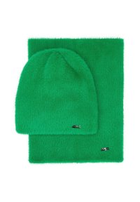 Ensemble bonnet en polaire verte et écharpe assortie. Le bonnet est doux avec un sommet arrondi, et l'écharpe présente une texture similaire. Les deux comportent de petits accents métalliques.