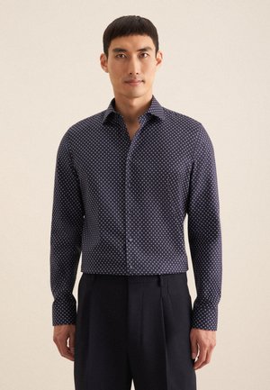 Camicia blu navy con bottoni, con un piccolo motivo a diamante bianco, maniche lunghe e una vestibilità su misura, dotata di un colletto classico e tessuto morbido.