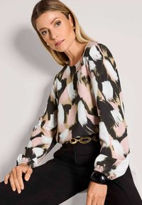 Blouse met lange mouwen en een multicolor penseelstreekpatroon in roze, zwart en crème, met gerimpelde manchetten en een losse pasvorm.
