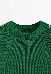 Pull vert en maille avec un col rond et un motif à mailles ouvertes, montrant la texture et les coutures détaillées du tissu.