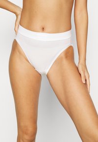 Witte katoenen hipsteronderbroeken met een brede tailleband en een gladde textuur, met minimalistische naden en een eenvoudig ontwerp.