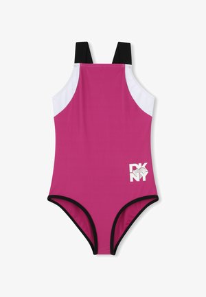 Bañador de una pieza rosa con acentos negros, paneles en blanco en los hombros y un logo en la parte inferior frontal. Textura suave, diseño atlético.