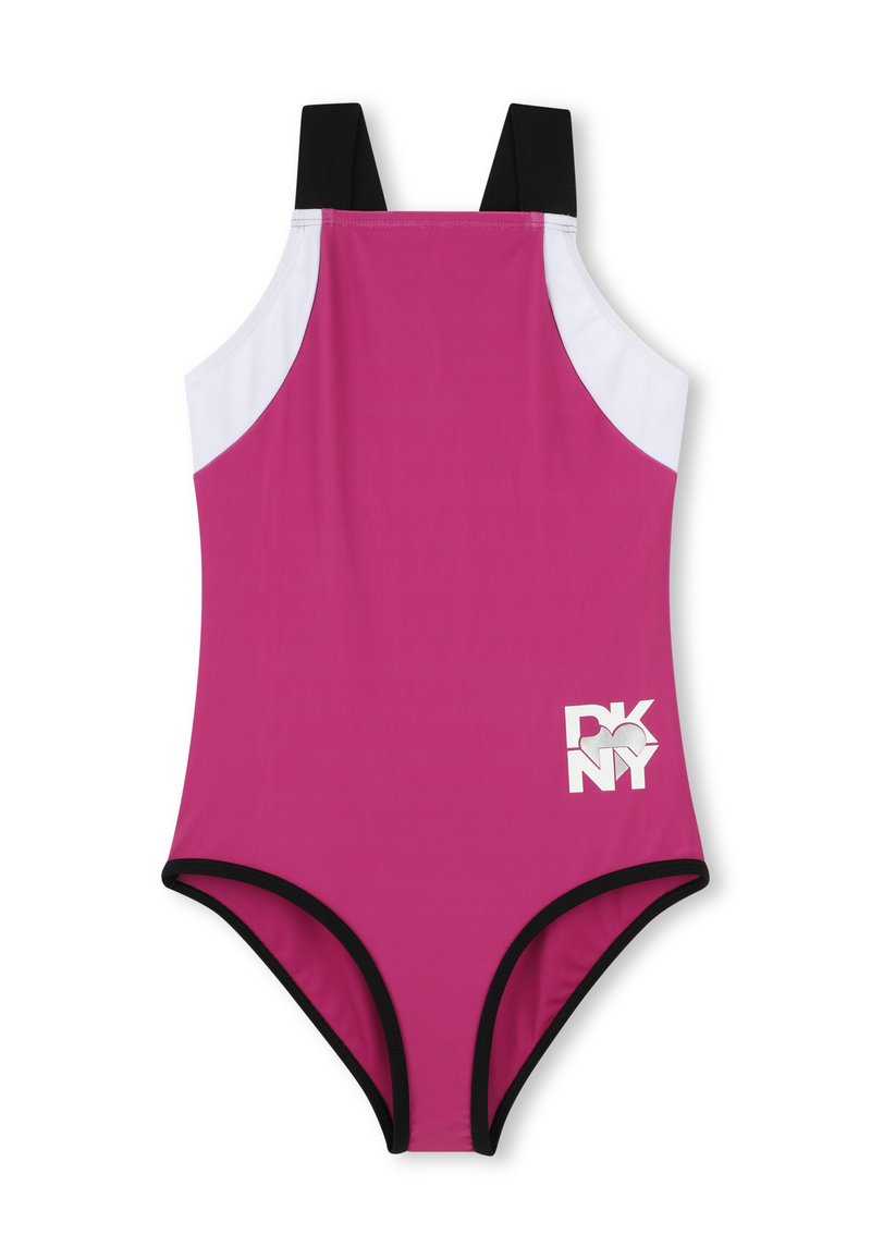 Maillot de bain une pièce rose avec des accents noirs, des panneaux d'épaule blancs, et un logo sur le bas avant. Texture lisse, design athlétique.