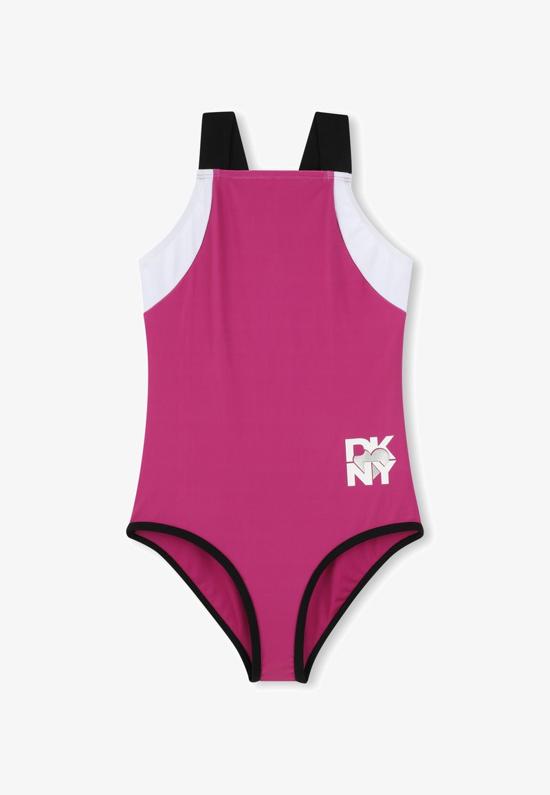 Maillot de bain une pièce rose avec des accents noirs, des panneaux d'épaule blancs, et un logo sur le bas avant. Texture lisse, design athlétique.
