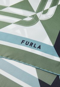 Furla-merket silke med geometrisk mønster i grønt, blått og hvitt. Har en glatt tekstur og innvendige sømmer.