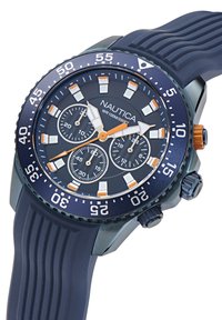 Orologio cronografo Nautica blu con lancette arancioni e bianche, tre sottodial, lunetta girevole e cinturino in silicone blu texture.