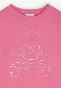 Rosa Pullover mit einem großen, mit Kristallen besetzten Skull- und Kreuzbones-Design auf der Vorderseite, rundem Ausschnitt und weicher Textur.