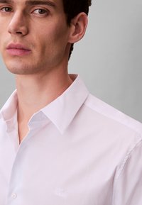 Calvin Klein SOLID CLASSIC SHIRT - Camicia - brilliant white