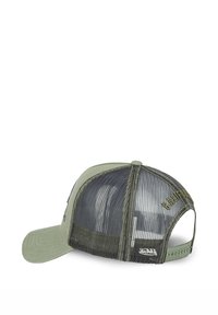 Casquette khaki avec un devant uni et un dos en maille noire, ornée de broderies vertes et d'un patch logo. Fermeture réglable à l'arrière.