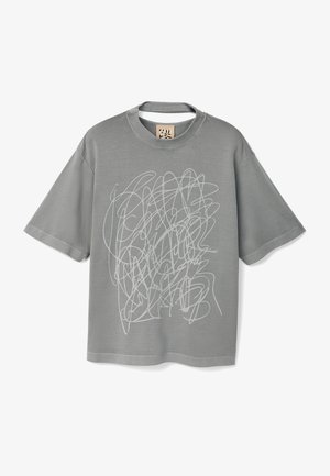 Grijze katoenen t-shirt met korte mouwen, met een witte abstracte lijntekening op de voorkant en een ronde hals.