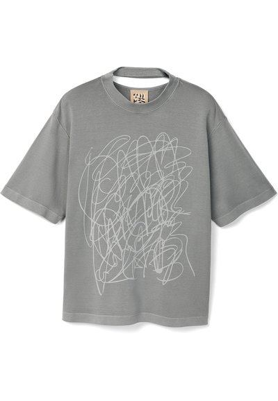 Grå bomull t-shirt med korta ärmar som har en vit abstrakt linjeteckning på framsidan och en rund halsdesign.