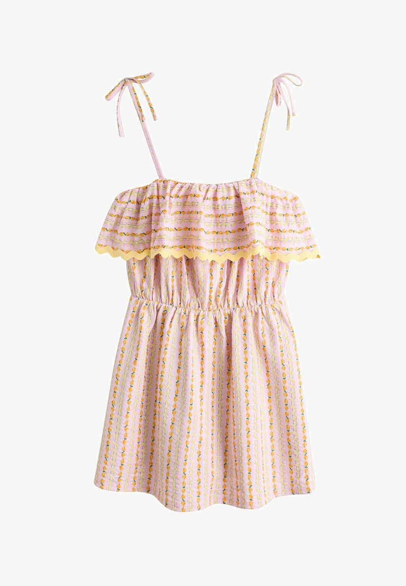 Robe en tissu rose avec bretelles ajustables, encolure à volants, taille élastique, motif à rayures verticales et bordure jaune festonnée.
