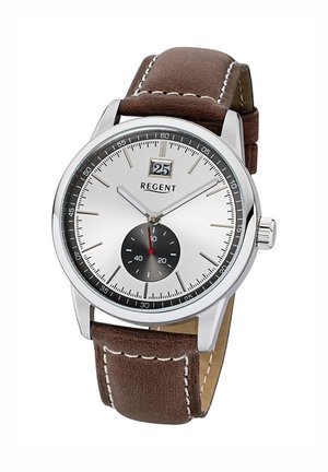 Analoguhr mit silbernem Zifferblatt, schwarzem Unterzifferblatt, Datumsfenster bei 12 Uhr, silbernem Gehäuse und braunem Lederarmband mit weißen Nähten.