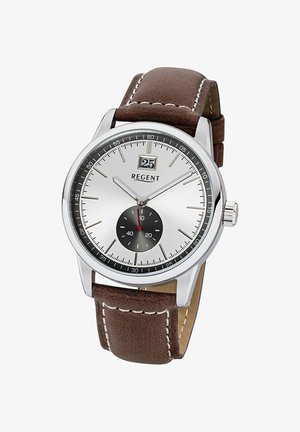 Montre analogique avec cadran argenté, sous-cadran noir, guichet de date à 12 heures, boîtier argenté et bracelet en cuir marron avec surpiqûres blanches.