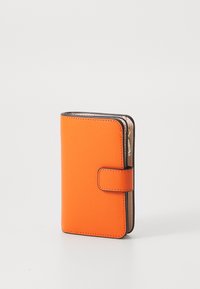 Compacte oranje leren portemonnee met een gestructureerde afwerking, zwarte stiksels en een drukknoopsluiting. Beschikt over een subtiel interieurpatroon voor extra detail.