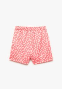 Rosa blommönstrade shorts med elastisk midja. Lätt tyg, knälängd, med små vita blommor över ytan.