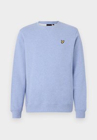 Sudadera azul claro hecha de tejido suave. Cuenta con puños y dobladillo acanalados, y un pequeño logo bordado amarillo en el pecho.