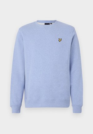 Lys blå sweatshirt lavet af blødt stof. Har ribbede manchetter og søm, samt et lille gult broderet logo på brystet.