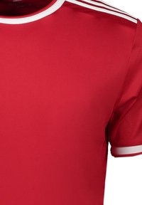 Rotes Sportshirt mit weißen Akzenten, kurzen Ärmeln, Rundhalsausschnitt und strukturierten Seitenteilen. Verfügt über drei Streifen auf der Schulter.