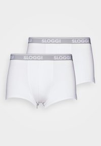 Weiße Baumwoll-Boxershorts mit einem grauen elastischen Bund, der das SLOGGI-Logo trägt. Glatte Textur, enganliegendes Design, Doppelpack.