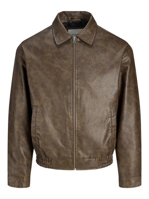 Veste marron en similicuir à fermeture éclair, col à revers, poches latérales et taille élastiquée sur fond blanc.