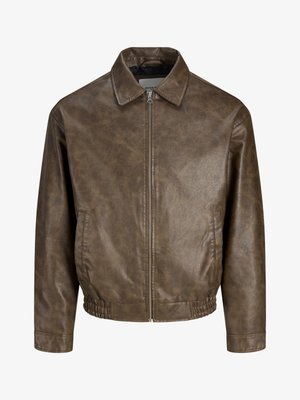 Veste marron en similicuir à fermeture éclair, col à revers, poches latérales et taille élastiquée sur fond blanc.