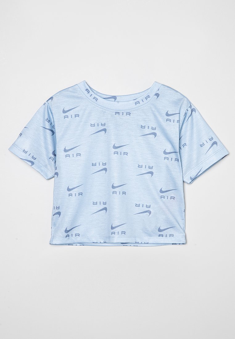 Top court à manches courtes bleu clair en tissu doux, arborant des logos Nike bleu foncé répétitifs et le texte "AIR" dans des orientations alternées.