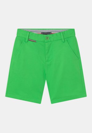 Grønne bomulds shorts med knaplukning, to frontlommer og en diskret rød og blå stribet kant i taljen.