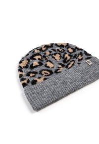 Knitted gray beanie with a leopard print pattern in black and beige. Features a ribbed cuff and a small logo tag. Soft texture.