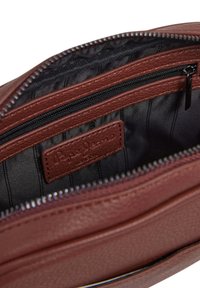 Pepe Jeans Axelremsväska - chocolate brown