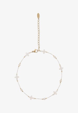 Voorzichtig goudkleurige kettinkarmband met afwisselend witte kruis- en ronde kralen, voorzien van een karabijnsluiting en verstelbare verlengketting.