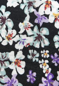 Crni materijal s cvjetnim uzorkom, sa svijetloplavim i ljubičastim cvjetovima uz crvene i žute naglaske, teksturirana površina.