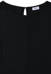Encolure de vêtement noire avec une petite ouverture en forme de trou de serrure et une étiquette blanche avec le texte "CECIL" cousue à l'intérieur.
