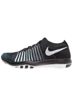 Baskets de course Nike Free noires avec une tige texturée présentant des détails rayés bleus et blancs, une semelle flexible et le logo swoosh emblématique.