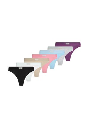 Sette mutandine per donna modello perizoma in nero, bianco, beige, rosa, azzurro chiaro, grigio e viola disposte in linea sfalsata su sfondo bianco.
