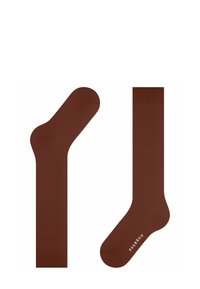 Braune Socken mit einer glatten Textur, die eine Standardform aufweisen. Eine Socke ist geneigt, um das Zehendesign zu zeigen, mit Branding am Knöchel.