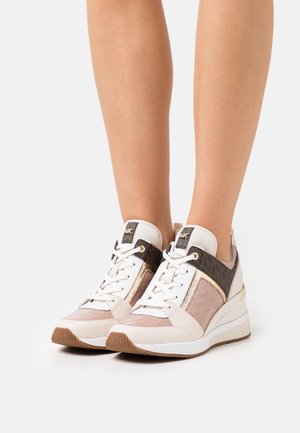 Damen-Sneaker aus einer Mischung von weißen, rosa und dunkelbraunen Materialien. Niedrig geschnittenes Design mit goldenen Akzenten, strukturierten Paneelen und einem Keilabsatz.
