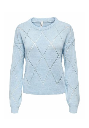 Svijetloplavi pleteni džemper s dijamantskim uzorkom i detaljima s prorezima, okruglim izrezom i rebrastim rubovima na rukavima i donjem dijelu.