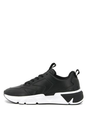 Baskets basses noires avec une semelle blanche épaisse, lacets à l'avant et languettes de traction sur la languette et le talon, vues de profil.