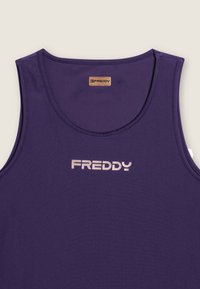 Top senza maniche viola con una texture liscia, dotato di un collo a coste e un logo crema "FREDDY" stampato sulla parte anteriore.