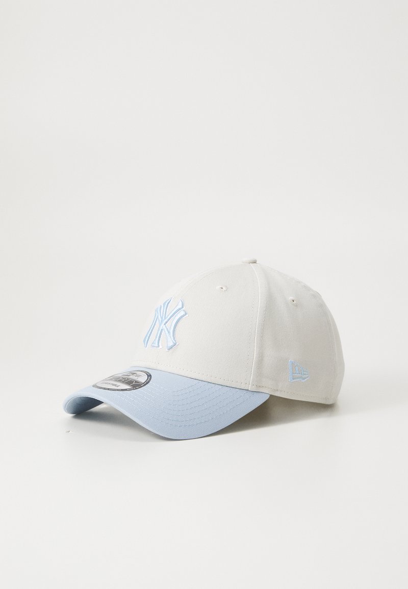 Graue Baseballmütze mit einem hellblauen Schirm, die auf der Vorderseite ein gesticktes "NY"-Logo in hellblau und ein kleines Logo an der Seite hat.