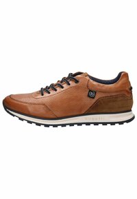 Braune Ledersneaker mit perforiertem Design, kontrastierenden Wildlederelementen, navyfarbenen Schnüren und einer weißen Sohle mit strukturiertem Grip.